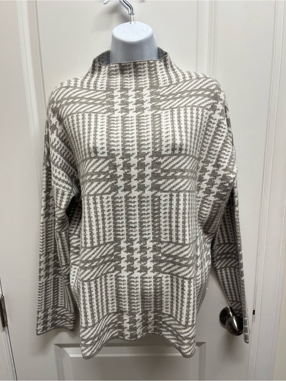 Max Studio Houndstooth Grid Plaid Mock Neck Knit Sweater Grey Medium Soft